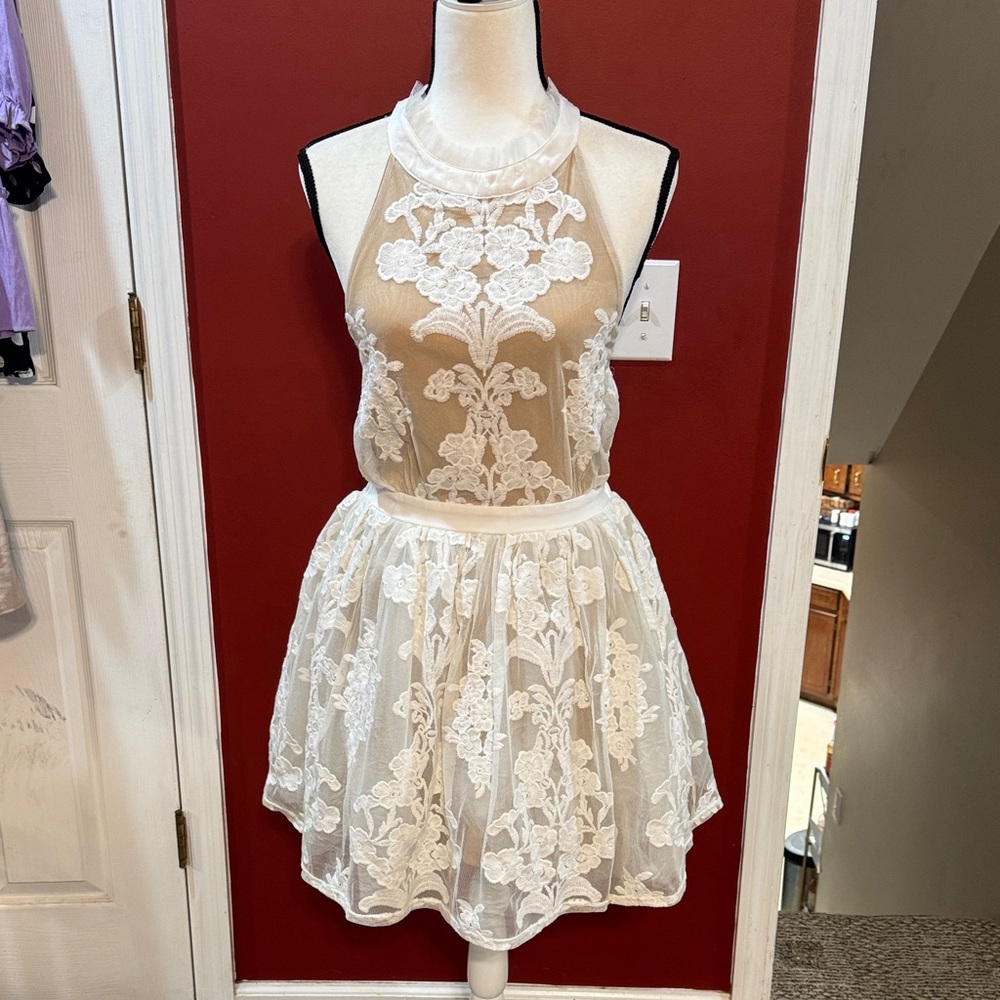 Elegant Lace Halter Dress 👗 NWT
